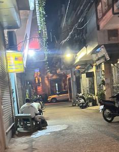 NHÀ PHỐ LÊ VĂN HIẾN– NHÀ DÂN XÂY CHẮC CHẮN – Ô TÔ TRÁNH – KINH DOANH ĐA DẠNG.